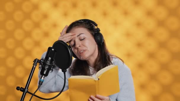 Kadın Kitap Seslendirmesi Yaparken Yorgun Hissediyor Bütün Gün Sesli Kitap — Stok video