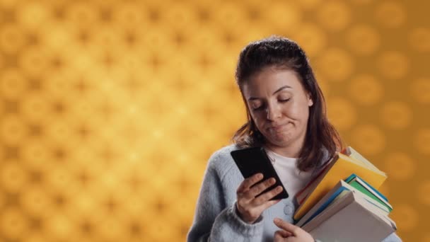 Расстроенная Женщина Держит Стопку Книг Готовится Школьному Экзамену Телефону Студийному Лицензионные Стоковые Видео