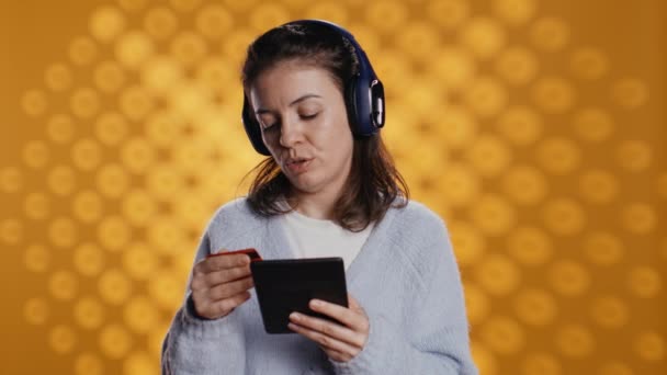 Женщина Читает Электронную Книгу Ридере Слушает Музыку Покупая Книги Онлайн Стоковый Видеоролик