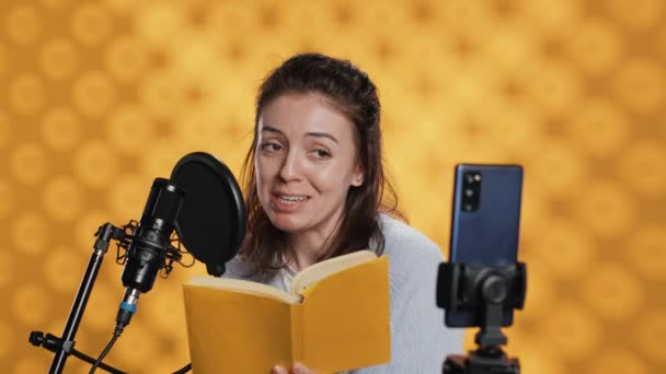 Медиа Звезда Снимает Vlog Работе Читает Книгу Записи Аудиокниги Студийный — стоковое видео