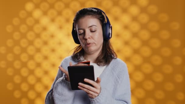 Femme Détient Lecteur Ebook Écouter Musique Achat Livres Ligne Personne — Video