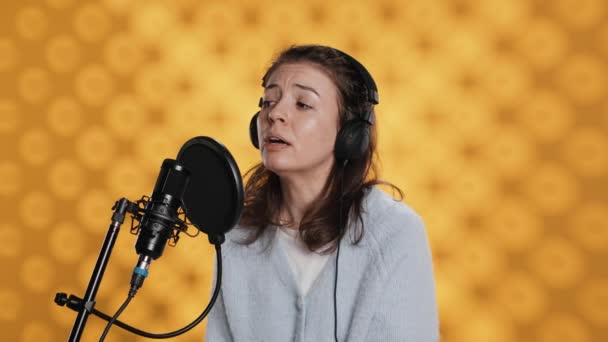 Ses Sanatçısı Kitap Okuyor Mikrofon Kulaklık Kullanarak Sesli Kitap Kaydediyor — Stok video