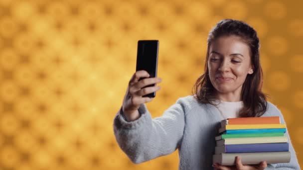 Čtení Nadšená Žena Natáčení Sociálních Médií Videa Chytrým Telefonem Drží — Stock video