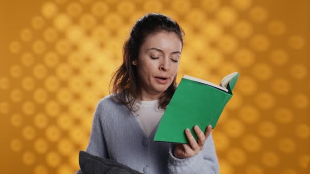 Kobieta Walczy Aby Mieć Oczy Otwarte Podczas Czytania Książki Egzaminu Wideo Stockowe bez tantiem