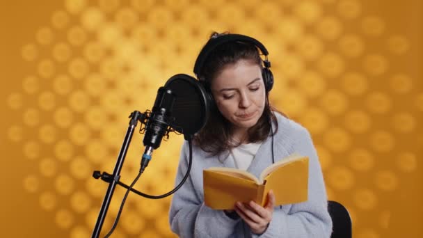 Dáma Listuje Stránkami Předčítá Nahlas Knihu Aby Produkovala Audioknihu Hlasový — Stock video