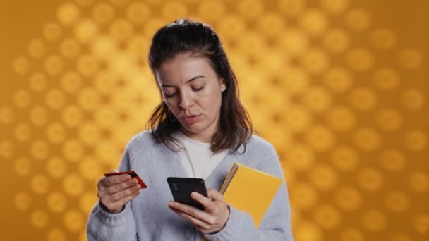 Жінка Тримає Книжки Купує Більше Телефону Передаючи Радість Від Концепції — стокове відео