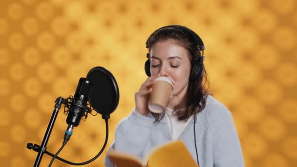 Ses Sanatçısı Kahve Içerken Kitap Okur Mikrofon Stüdyo Arkaplanı Kullanarak — Stok video