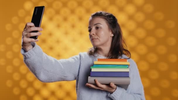 Leende Kvinna Håller Hög Med Böcker Njuter Att Läsa Hobby — Stockvideo