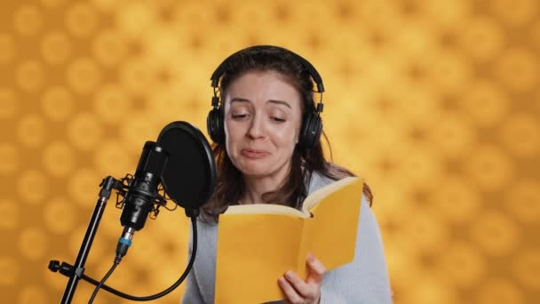노란색 배경에 마이크로 책에서 헤드폰을 해설자 즐거운 오디오 청취자를위한 매력적인 — 비디오