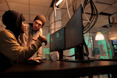 Hackerlardan oluşan bir ekip, hükümet ağını hacklemek için casus yazılım ve sahtekarlık teknolojisine bakıyor. Kimlik hırsızlığı ve virüslü suçlular geceleri güvenlik ihlali planlıyorlar..