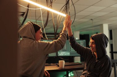 Başarılı siber saldırı, mutlu hackerlar beşlik çakıyor, sunucuyu hackliyor, iş verilerini çalıyor. Dolandırıcılar bilgisayar sistemi şifresini kırıyor, gece banka hesabına giriyorlar.