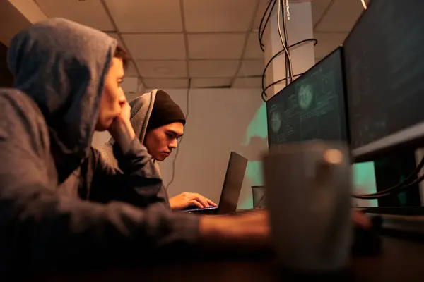 Különböző Hackerek Betörtek Profi Adatbázisba Információt Loptak Jelszavakat Törtek Fel Jogdíjmentes Stock Képek