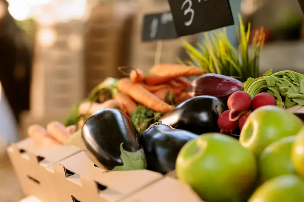 农民市场上展示的新鲜收获的胡萝卜 苹果和萝卜 关闭环保农产品摊位纸板箱内本地种植的生物蔬菜 — 图库照片