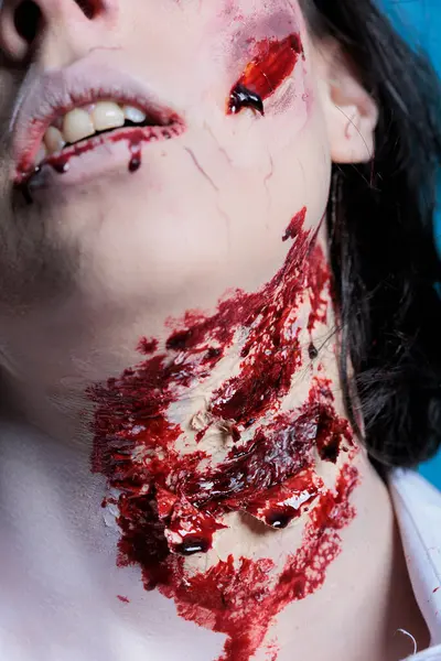 Extremo Close Tiro Ferimento Sangrento Pescoço Mulher Agindo Como Zumbi — Fotografia de Stock