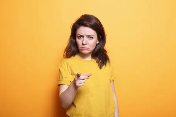 Unzufriedene Frau Mit Ernstem Gesichtsausdruck Zeigt Mit Dem Finger Die — Stockfoto