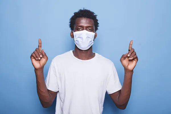 Portrait Black Man Wearing Mask Coronavirus Protection Pointing His Two Stockfoto