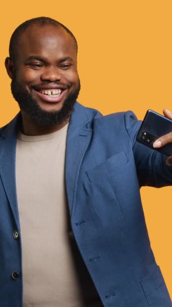 Vidéo Verticale Homme Joyeux Utilisant Smartphone Pour Prendre Des Selfies — Video