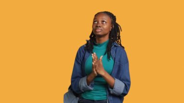 Umutsuz Afrikalı Amerikalı genç kız kurtuluşu için tanrıya dua ediyor. İbadet eden, el kol hareketi yapan, mucize isteyen, itiraf eden, stüdyo geçmişi olan dindar bir genç.