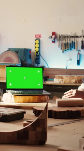 垂直ビデオJoyousキャビネットメーカーは 見習いを持つCadソフトウェアの孤立したスクリーンラップ上の青写真回路を見ています 笑顔の職人や同僚がモックアップにカスタム3D家具をデザイン — ストック動画
