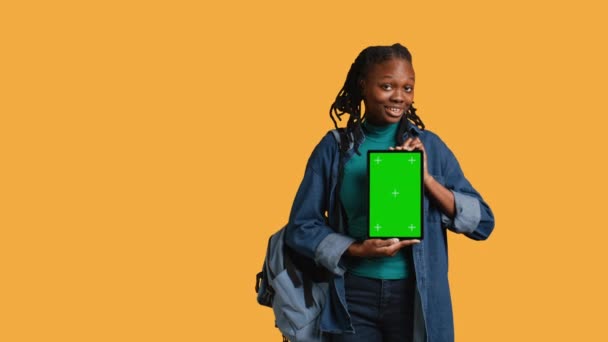 Leende Afrikansk Amerikansk Kvinna Presentera Tablett Med Grön Skärm Display — Stockvideo