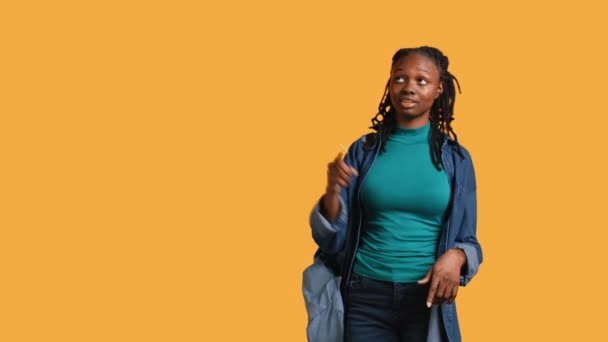 Afroamerykanka Wskazująca Palcem Wszystkich Kierunkach Reklamująca Się Rozmawiająca Publicznością Młody — Wideo stockowe