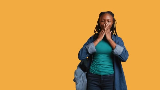 Африканская Американка Закрывает Глаза Уши Рот Руками Подражая Трем Мудрым — стоковое видео