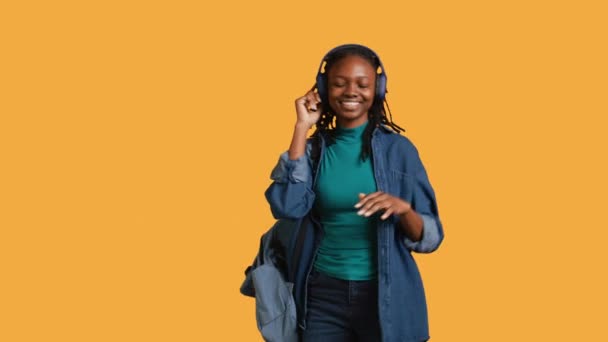 Wanita African Gembira Melakukan Tarian Bahagia Mendengarkan Musik Terisolasi Atas — Stok Video