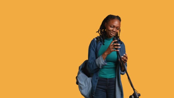 Afričtí Američtí Motivační Řečníci Mluví Mikrofonu Oslovují Publikum Pořádají Řeč — Stock video