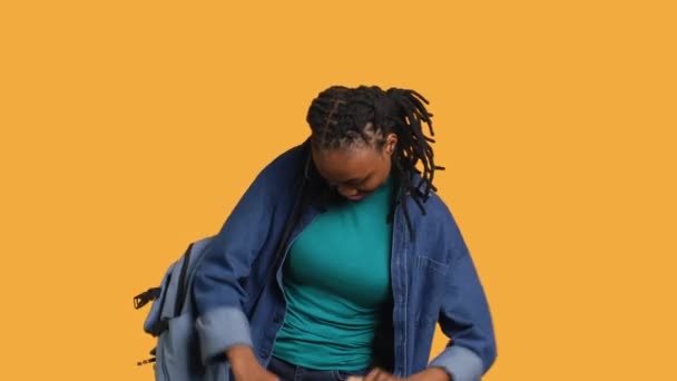 Вражена Молода Дівчина Робить Щасливий Танець Відчуває Себе Весело Ізольовано — стокове відео