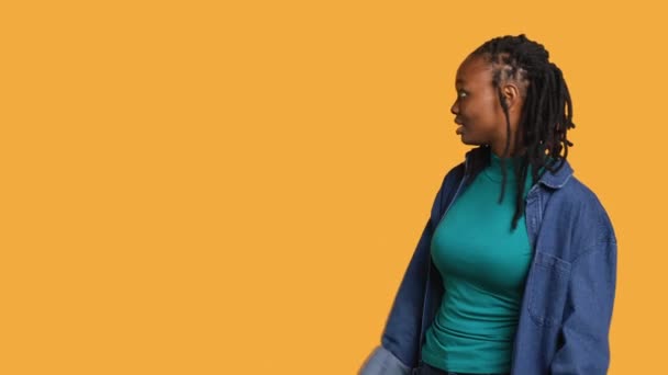 Афроамериканська Жінка Вказує Вгору Пальцем Роблячи Рекомендації Розмовляючи Аудиторією Дівчина — стокове відео