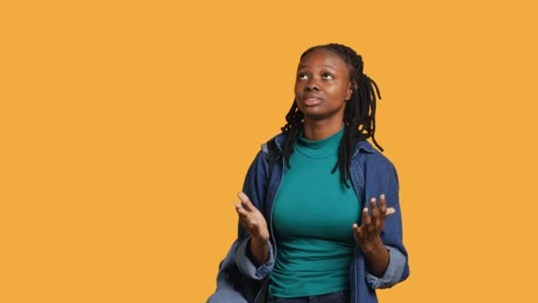 Een Vrome Afro Amerikaanse Vrouw Die Ogen Sluit Opkijkt Naar — Stockvideo