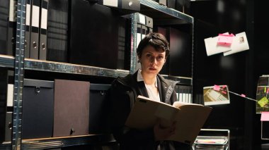 Dedektifler dava dosyalarındaki kanıt kayıtlarını inceliyor, yeni ipuçları bulmak için dedektiflik yapıyor. Kadın polis memuru suç soruşturması yürütüyor, kanunsuzları tespit ediyor..