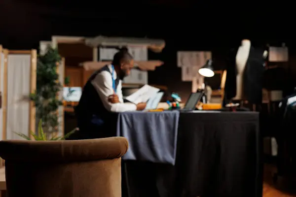 Снимок Стиле Хип Хоп Уютной Ателье Размытыми Африканскими Платьями Заднем — стоковое фото