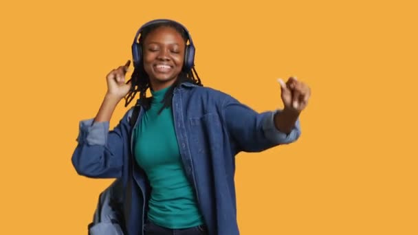 Glädjefylld Afrikansk Amerikansk Kvinna Gör Glad Dans Lyssnar Musik Isolerad — Stockvideo