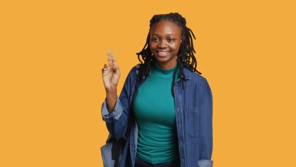 Okulda Gülümseyen Afrikalı Amerikalı Öğrenci Soruya Cevap Vermek Için Kolunu — Stok video