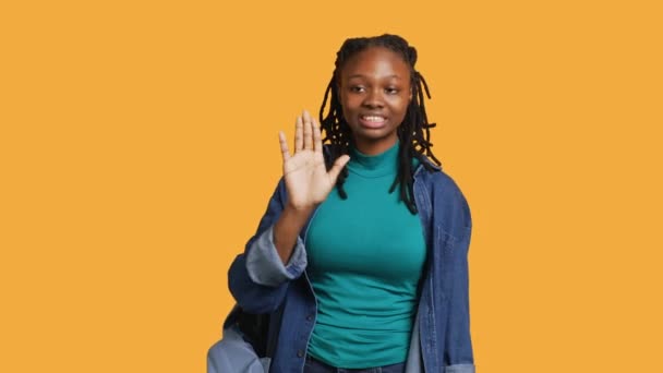 Asertywna Afroamerykanka Zatrzymuje Gest Ręki Mówi Wkurzona Dziewczyna Robi Wyraźny — Wideo stockowe