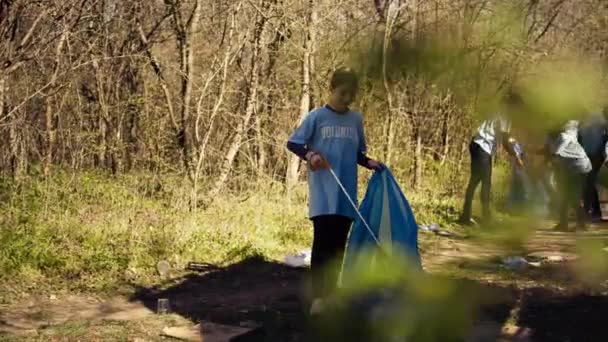 Μικρό Κορίτσι Που Μαζεύει Σκουπίδια Γύρω Από Ένα Δάσος Ένα — Αρχείο Βίντεο