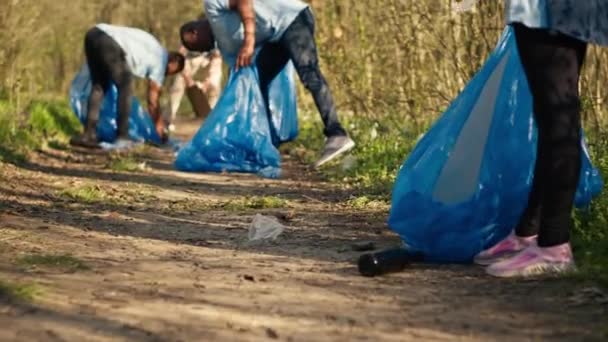 Personas Recogiendo Basura Botellas Plástico Zona Forestal Protegiendo Medio Ambiente — Vídeo de stock