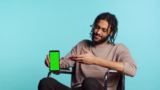Mellanösterns Man Rullstol Pekande Mot Grön Skärm Mobiltelefon Person Med — Stockvideo