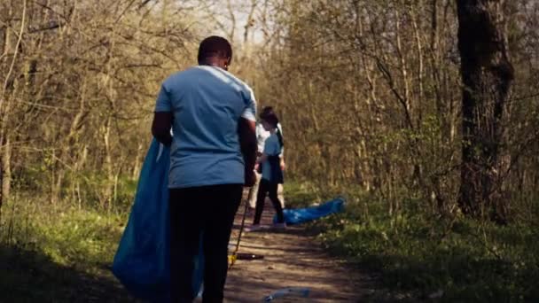 Verschiedene Aktivistengruppen Greifen Mit Krallenwerkzeugen Nach Müll Und Plastik Und — Stockvideo