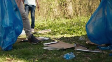 Gönüllülerden oluşan bir ekip, habitat içindeki kirlilik sorununu çözmek ve doğal çevreyi korumak için çöp topluyor. Eylemciler ormandaki çöpleri temizlemek için gönüllü iş yapıyorlar. Kamera B.