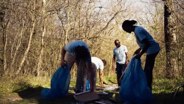 Team Von Freiwilligen Sammelt Müll Umweltverschmutzungsprobleme Innerhalb Des Lebensraums Beheben — Stockvideo