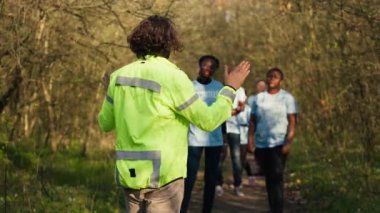 Arama ekibinin başkomiseri kayıp bir kişiyi ararken detayları toplamaları için ekibini ormana yönlendiriyor. Vahşi doğada kaybolan bir vatandaşın adını haykıran sesler.