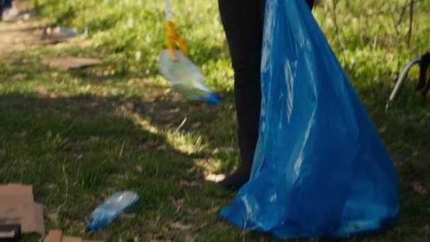 Afro Amerikalı Aktivist Yasadışı Çöplerle Savaşmak Için Çöp Temizleme Yapıyor — Stok video