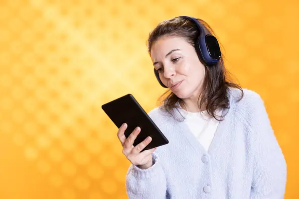 Mujer Optimista Usando Ereader Para Disfrutar Del Libro Escuchar Música —  Fotos de Stock