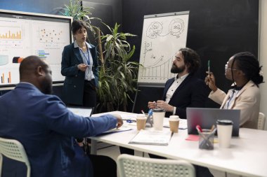 Araştırma ve geliştirme çabalarında yenilikçi girişimler oluşturan meslektaşlar, şirket içinde hedeflerin elde edilmesini sağlayacak yeni planlar ve stratejiler hazırlıyorlar. Pazar arzı ve talepleri.