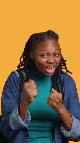 Κατακόρυφο Βίντεο Αφροαμερικανή Γυναίκα Αστειεύεται Προσποιείται Αγωνιστεί Έχοντας Φιλική Αντιπαράθεση — Αρχείο Βίντεο