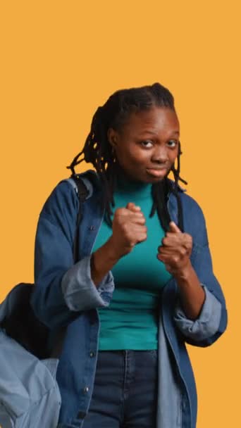 Vertikale Video Afroamerikanische Frau Scherzhaft Vorgibt Kämpfen Freundschaftliche Konfrontation Mit — Stockvideo