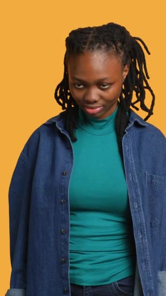 Vertikal Video Sorglös Afrikansk Ung Flicka Med Positivt Välbefinnande Känna — Stockvideo