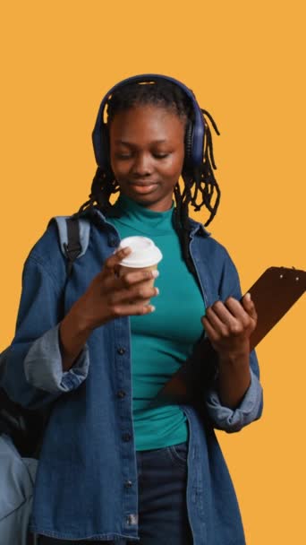 Вертикальное Видео Африканский Американский Подросток Наслаждается Кофе Держа Планшет Молодой — стоковое видео